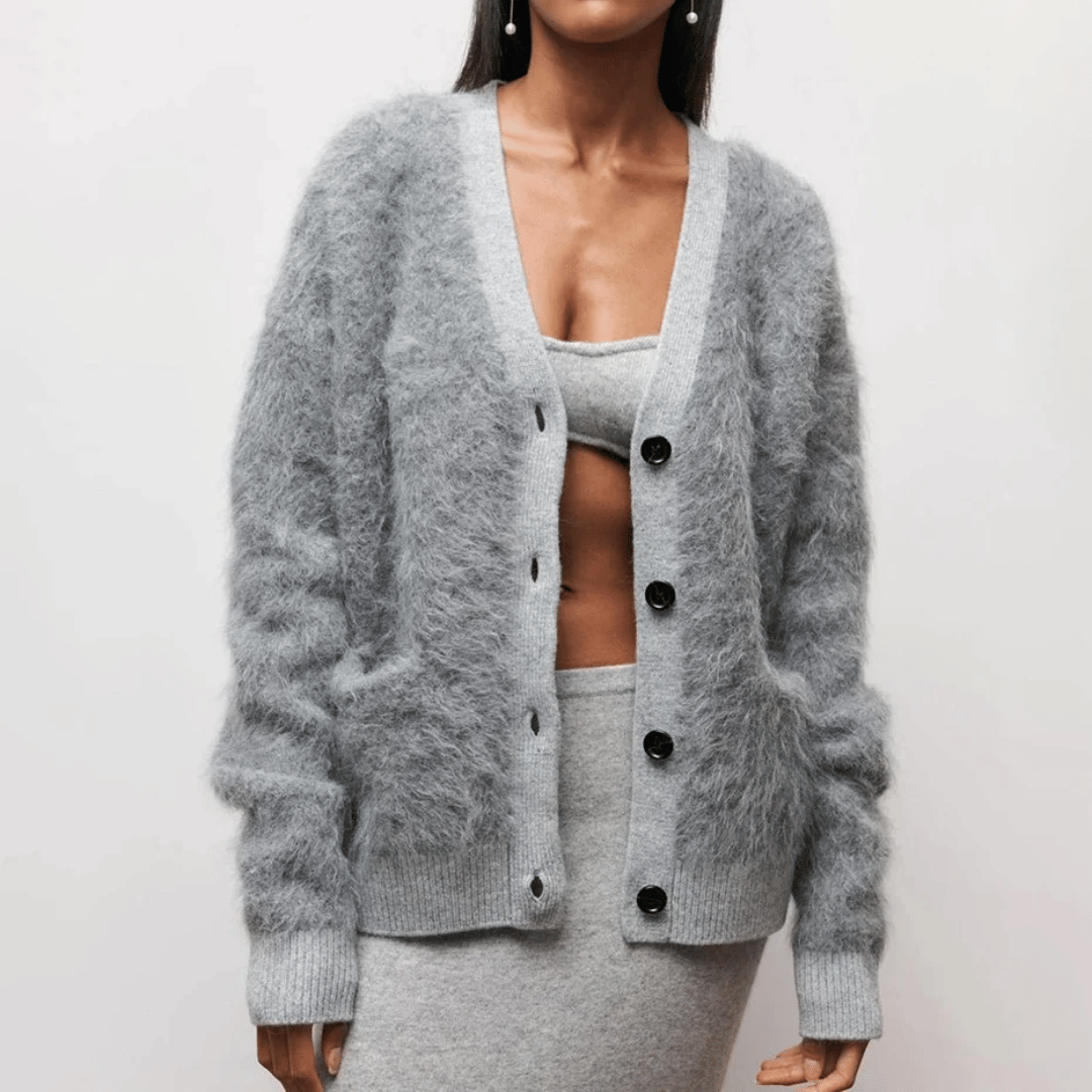 Cardigã confortável com decote em V e botões, ideal para o inverno.