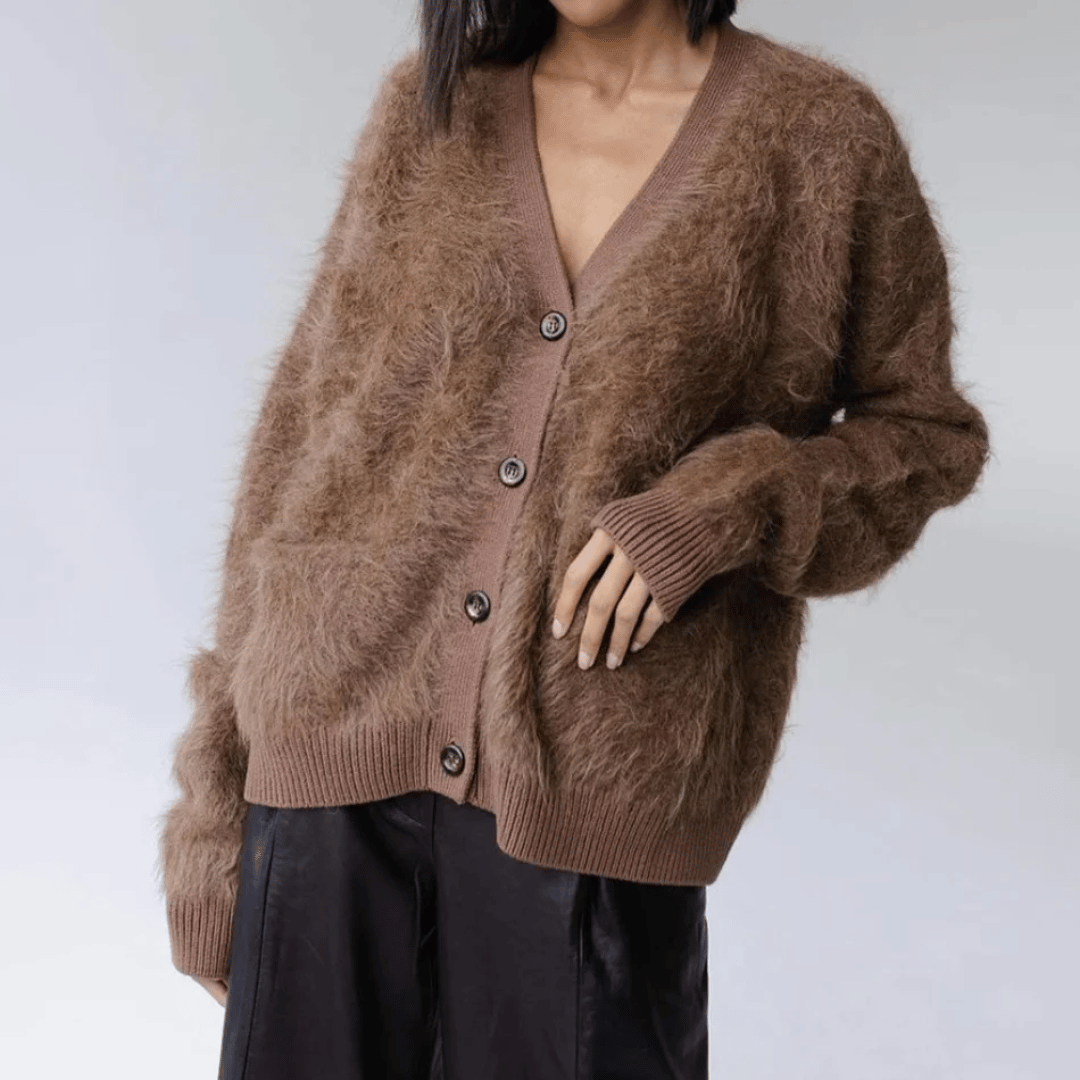 Cardigã confortável com decote em V e botões, ideal para o inverno.